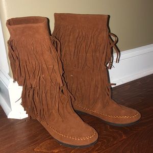 Fringe moccasin boots